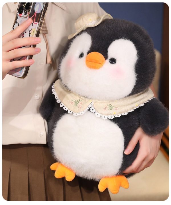 かわいい帽子をかぶったペンギンのぬいぐるみ 癒しの海洋動物 大きな抱き枕 誕生日プレゼントに最適 - 画像 (8)