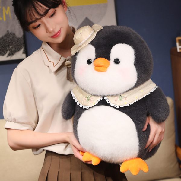 かわいい帽子をかぶったペンギンのぬいぐるみ 癒しの海洋動物 大きな抱き枕 誕生日プレゼントに最適 - 画像 (4)