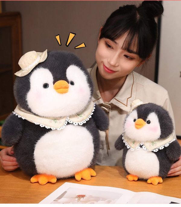 かわいい帽子をかぶったペンギンのぬいぐるみ 癒しの海洋動物 大きな抱き枕 誕生日プレゼントに最適 - 画像 (11)