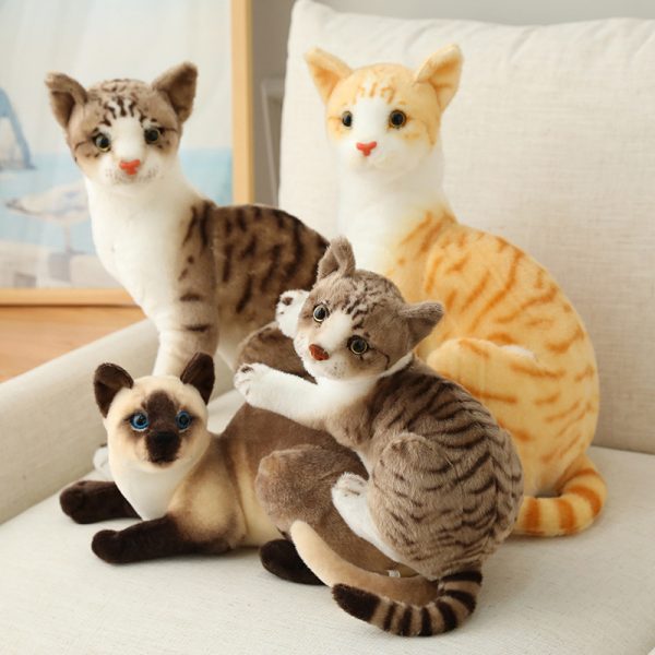 リアルな猫のぬいぐるみ - グレーと白の座り猫 - 画像 (2)