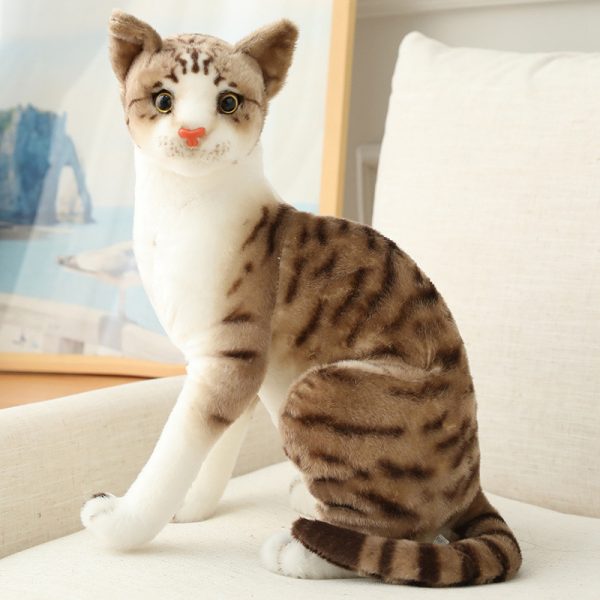 リアルな猫のぬいぐるみ - グレーと白の座り猫 - 画像 (10)