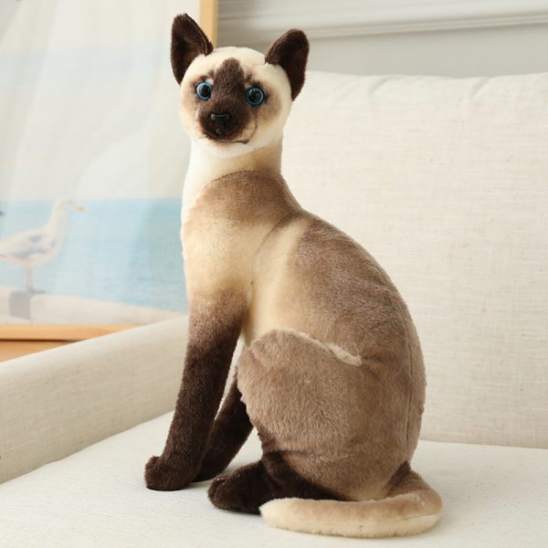 リアルな猫のぬいぐるみ - グレーと白の座り猫 - 画像 (8)