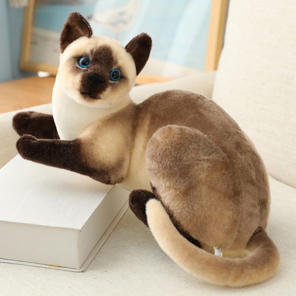 リアルな猫のぬいぐるみ - グレーと白の座り猫 - 画像 (11)