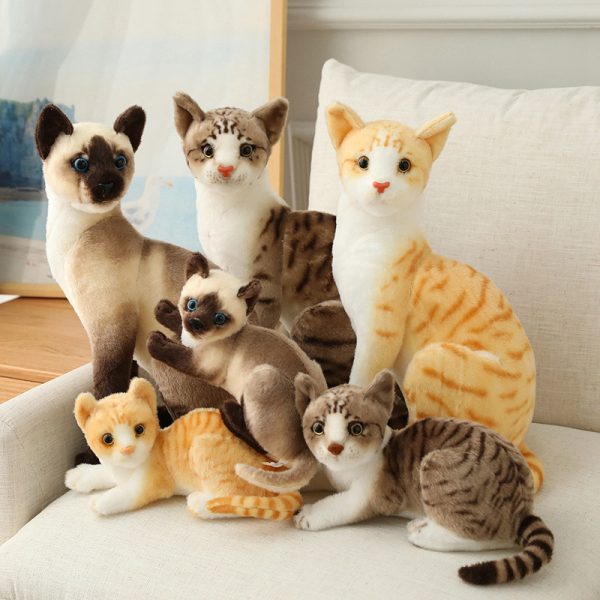 リアルな猫のぬいぐるみ - グレーと白の座り猫 - 画像 (5)
