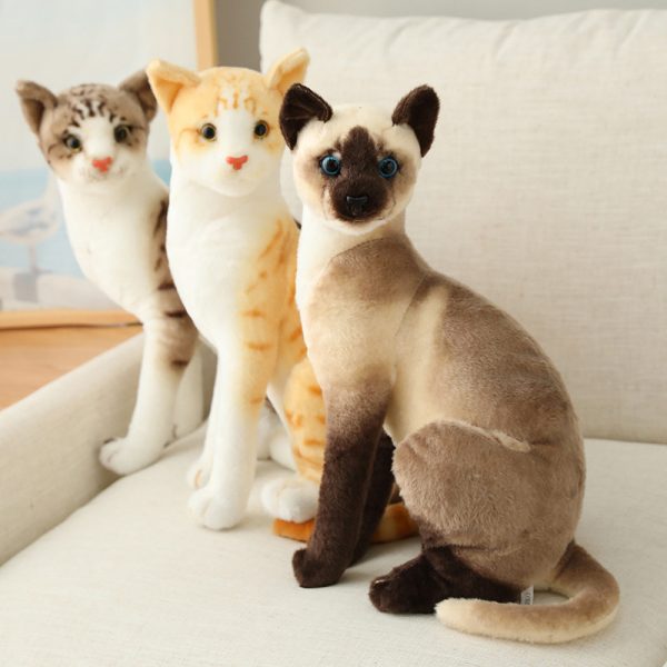 リアルな猫のぬいぐるみ - グレーと白の座り猫 - 画像 (14)