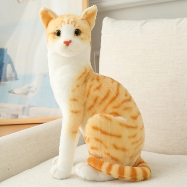 リアルな猫のぬいぐるみ - グレーと白の座り猫 - 画像 (7)