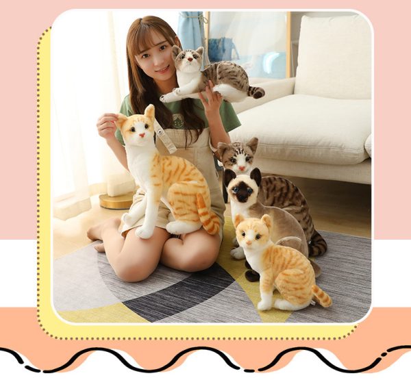 リアルな猫のぬいぐるみ - グレーと白の座り猫 - 画像 (13)