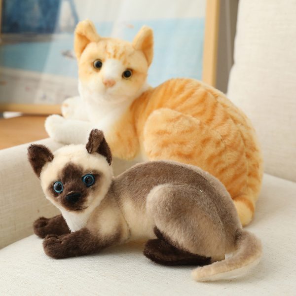 リアルな猫のぬいぐるみ - グレーと白の座り猫 - 画像 (4)