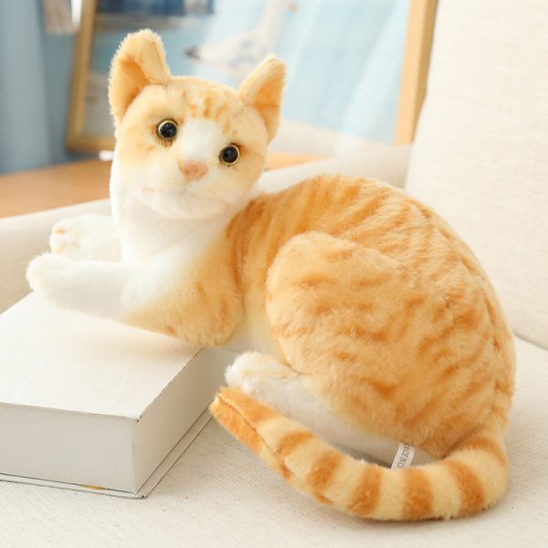 リアルな猫のぬいぐるみ - グレーと白の座り猫 - 画像 (9)