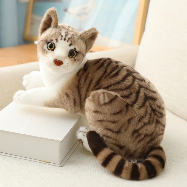 リアルな猫のぬいぐるみ - グレーと白の座り猫 - 画像 (6)